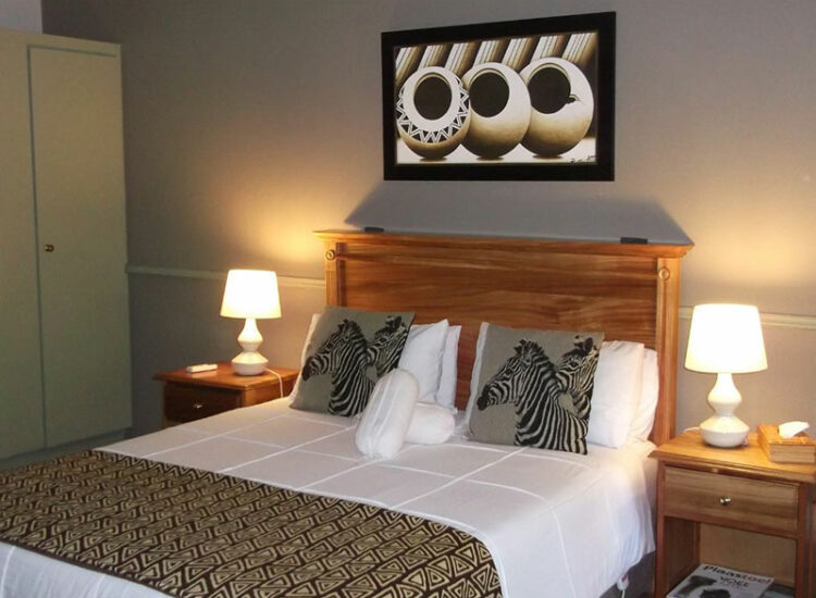 Room & with Queen Bed Room & with Queen Bed