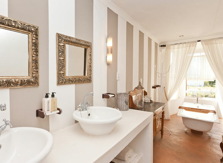 Honeymoon Suite - Bathroom Honeymoon Suite - Bathroom