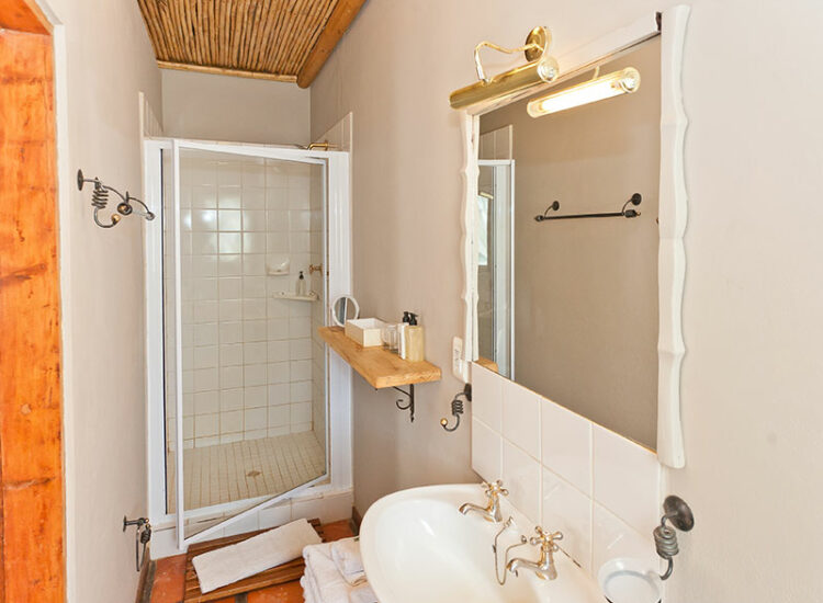 Standard Room - Bathroom Standard Room - Bathroom